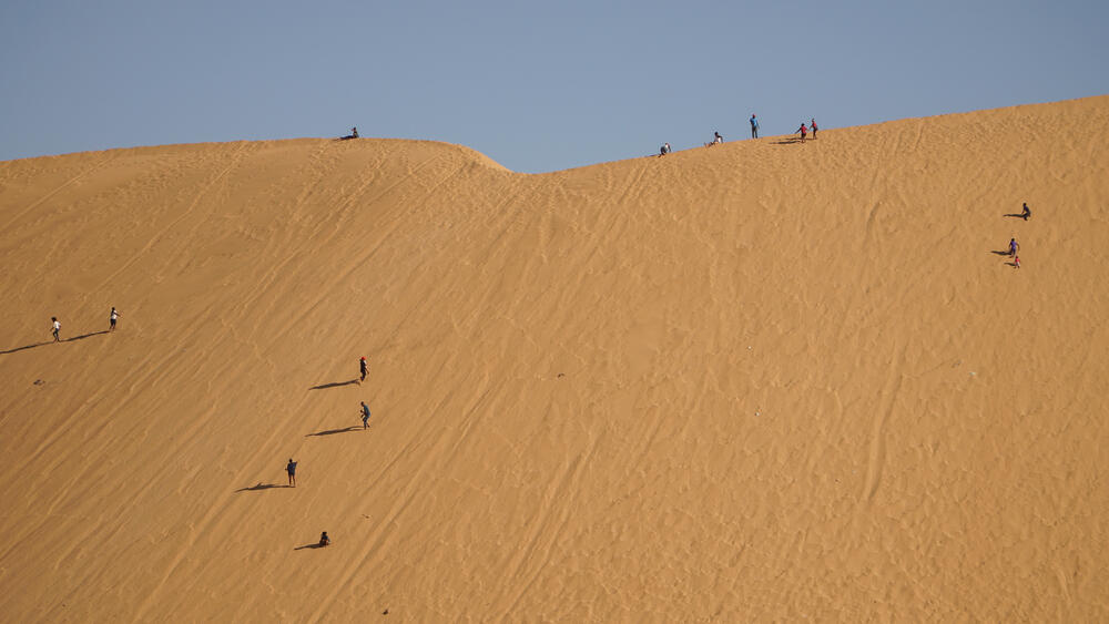 Dina "7" smatra se najvišom pješčanom dinom na svijetu, a izdiže se čak na 383 metara visine. Nazivaju je još i "Big Daddy", a visoka je oko 170 metara. Da biste došli do vrha te namibijske dine, potrebno vam je oko sat vremena. S druge strane, spustiti se možete za svega pet minuta.