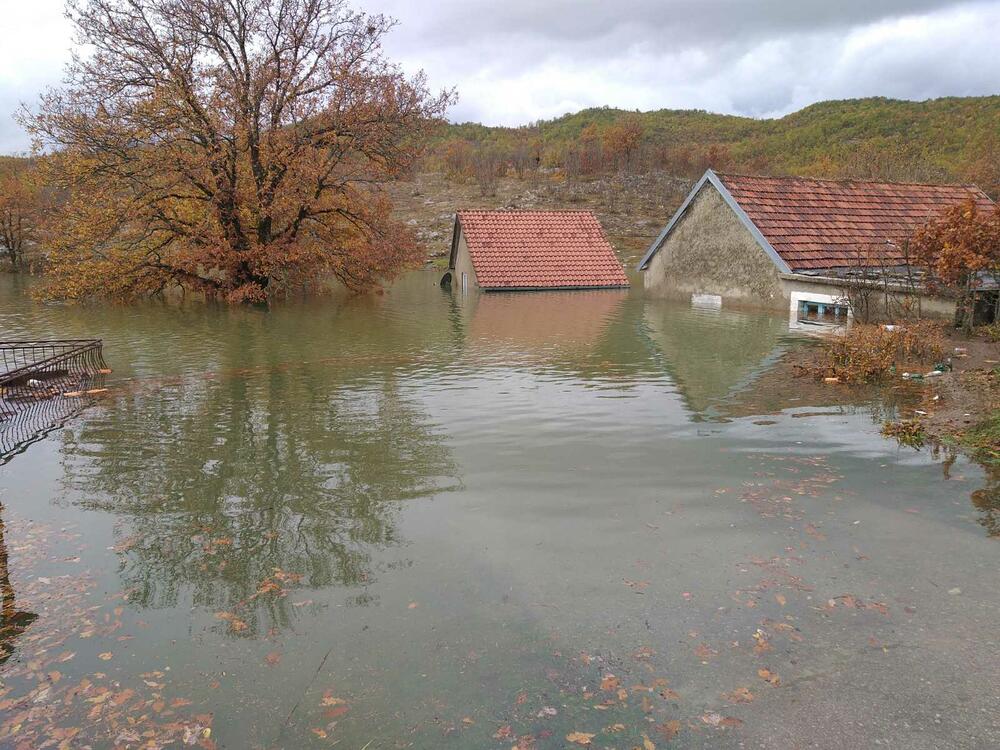 Pripadnici Službe zaštite i spašavanja i Direktorata za vanredne situacije danas su obišli dvije porodice Nikolić u nikšićkom naselju Broćanac, koje je najviše pogođeno nedavnim poplavama, kako bi vidjeli da li im je šta potrebno. Pomenute porodice su maltene odsječene od svijeta, na "ostrvu", voda im je stigla blizu kuća.