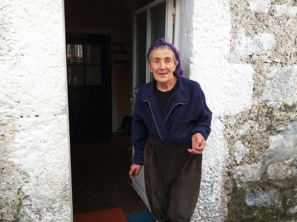 Pripadnici Službe zaštite i spašavanja i Direktorata za vanredne situacije danas su obišli dvije porodice Nikolić u nikšićkom naselju Broćanac, koje je najviše pogođeno nedavnim poplavama, kako bi vidjeli da li im je šta potrebno. Pomenute porodice su maltene odsječene od svijeta, na "ostrvu", voda im je stigla blizu kuća.