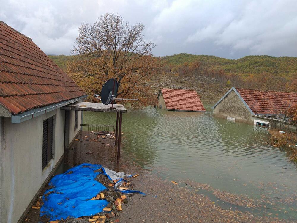 Pripadnici Službe zaštite i spašavanja i Direktorata za vanredne situacije danas su obišli dvije porodice Nikolić u nikšićkom naselju Broćanac, koje je najviše pogođeno nedavnim poplavama, kako bi vidjeli da li im je šta potrebno. Pomenute porodice su maltene odsječene od svijeta, na "ostrvu", voda im je stigla blizu kuća.