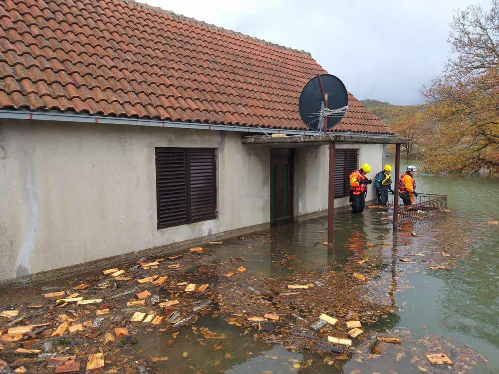 Pripadnici Službe zaštite i spašavanja i Direktorata za vanredne situacije danas su obišli dvije porodice Nikolić u nikšićkom naselju Broćanac, koje je najviše pogođeno nedavnim poplavama, kako bi vidjeli da li im je šta potrebno. Pomenute porodice su maltene odsječene od svijeta, na "ostrvu", voda im je stigla blizu kuća.