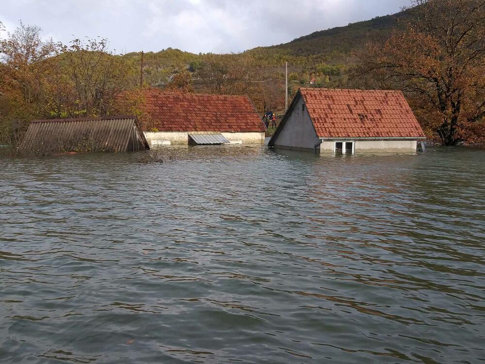 Pripadnici Službe zaštite i spašavanja i Direktorata za vanredne situacije danas su obišli dvije porodice Nikolić u nikšićkom naselju Broćanac, koje je najviše pogođeno nedavnim poplavama, kako bi vidjeli da li im je šta potrebno. Pomenute porodice su maltene odsječene od svijeta, na "ostrvu", voda im je stigla blizu kuća.
