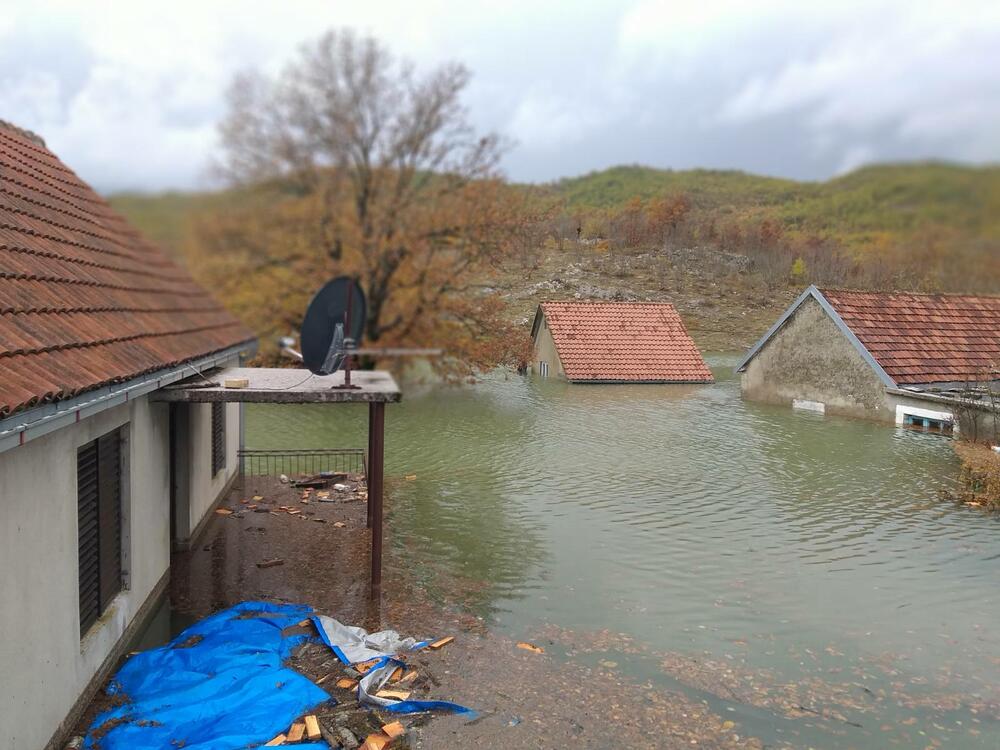 Pripadnici Službe zaštite i spašavanja i Direktorata za vanredne situacije danas su obišli dvije porodice Nikolić u nikšićkom naselju Broćanac, koje je najviše pogođeno nedavnim poplavama, kako bi vidjeli da li im je šta potrebno. Pomenute porodice su maltene odsječene od svijeta, na "ostrvu", voda im je stigla blizu kuća.