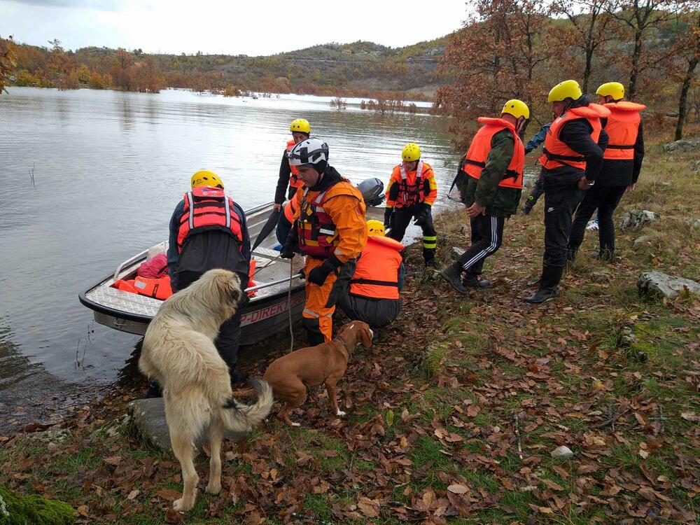 Pripadnici Službe zaštite i spašavanja i Direktorata za vanredne situacije danas su obišli dvije porodice Nikolić u nikšićkom naselju Broćanac, koje je najviše pogođeno nedavnim poplavama, kako bi vidjeli da li im je šta potrebno. Pomenute porodice su maltene odsječene od svijeta, na "ostrvu", voda im je stigla blizu kuća.