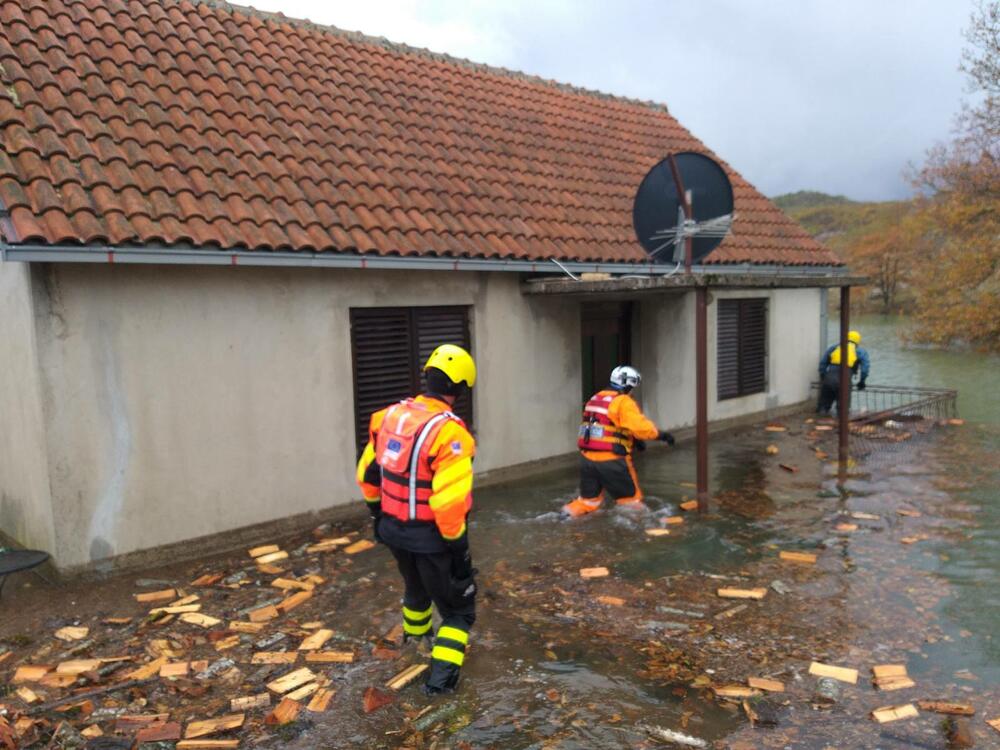Pripadnici Službe zaštite i spašavanja i Direktorata za vanredne situacije danas su obišli dvije porodice Nikolić u nikšićkom naselju Broćanac, koje je najviše pogođeno nedavnim poplavama, kako bi vidjeli da li im je šta potrebno. Pomenute porodice su maltene odsječene od svijeta, na "ostrvu", voda im je stigla blizu kuća.