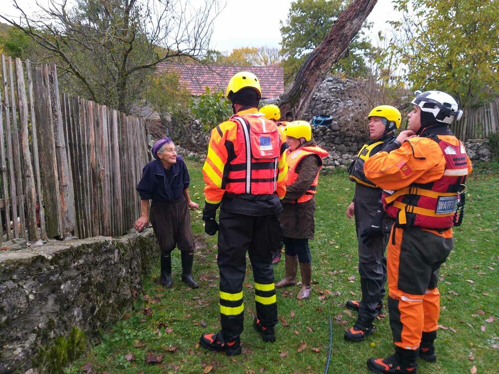 Pripadnici Službe zaštite i spašavanja i Direktorata za vanredne situacije danas su obišli dvije porodice Nikolić u nikšićkom naselju Broćanac, koje je najviše pogođeno nedavnim poplavama, kako bi vidjeli da li im je šta potrebno. Pomenute porodice su maltene odsječene od svijeta, na "ostrvu", voda im je stigla blizu kuća.