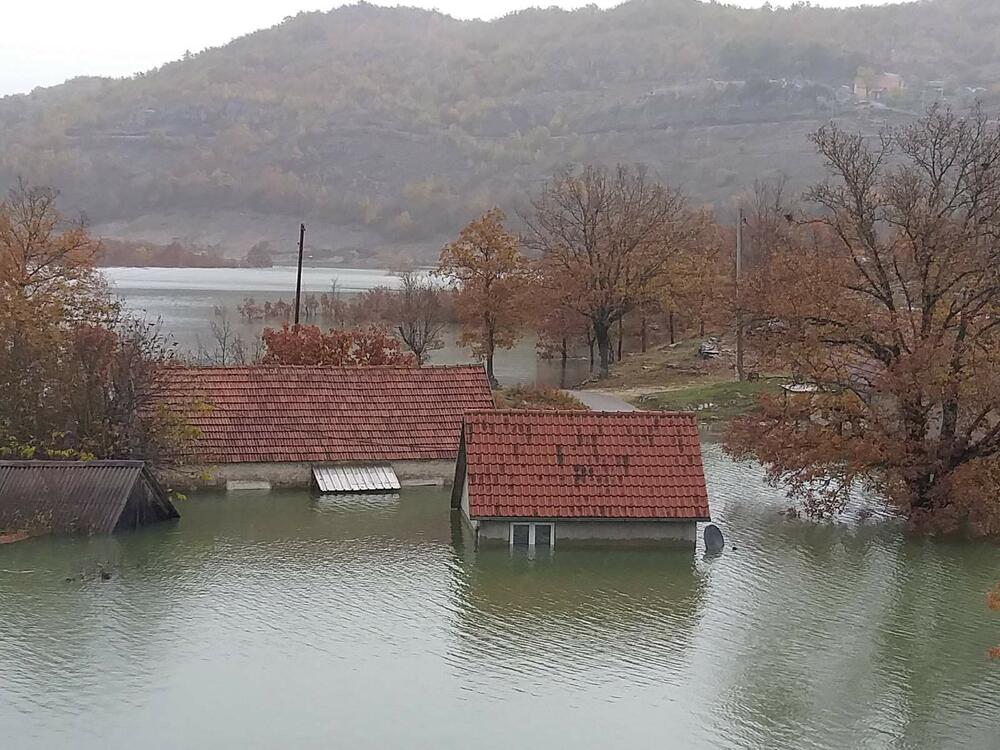 Pripadnici Službe zaštite i spašavanja i Direktorata za vanredne situacije danas su obišli dvije porodice Nikolić u nikšićkom naselju Broćanac, koje je najviše pogođeno nedavnim poplavama, kako bi vidjeli da li im je šta potrebno. Pomenute porodice su maltene odsječene od svijeta, na "ostrvu", voda im je stigla blizu kuća.