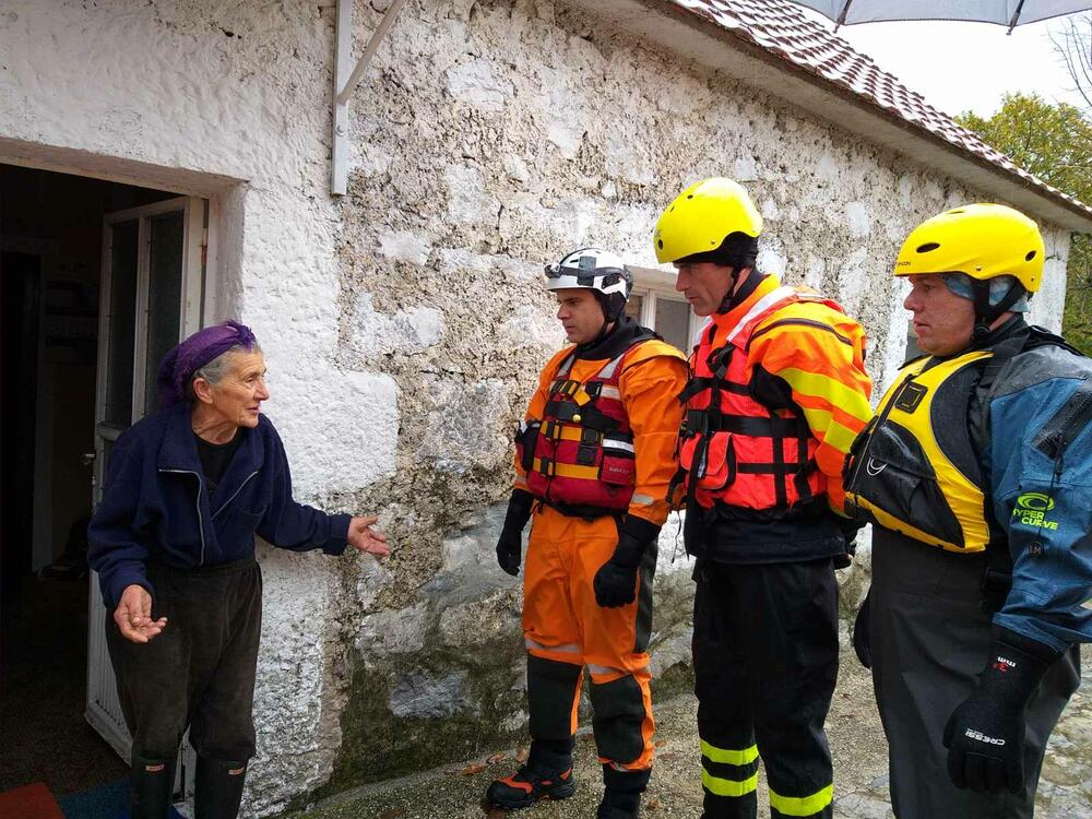 Pripadnici Službe zaštite i spašavanja i Direktorata za vanredne situacije danas su obišli dvije porodice Nikolić u nikšićkom naselju Broćanac, koje je najviše pogođeno nedavnim poplavama, kako bi vidjeli da li im je šta potrebno. Pomenute porodice su maltene odsječene od svijeta, na "ostrvu", voda im je stigla blizu kuća.