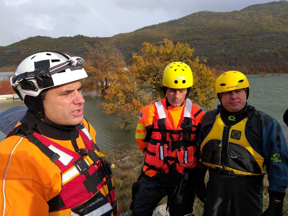 Pripadnici Službe zaštite i spašavanja i Direktorata za vanredne situacije danas su obišli dvije porodice Nikolić u nikšićkom naselju Broćanac, koje je najviše pogođeno nedavnim poplavama, kako bi vidjeli da li im je šta potrebno. Pomenute porodice su maltene odsječene od svijeta, na "ostrvu", voda im je stigla blizu kuća.