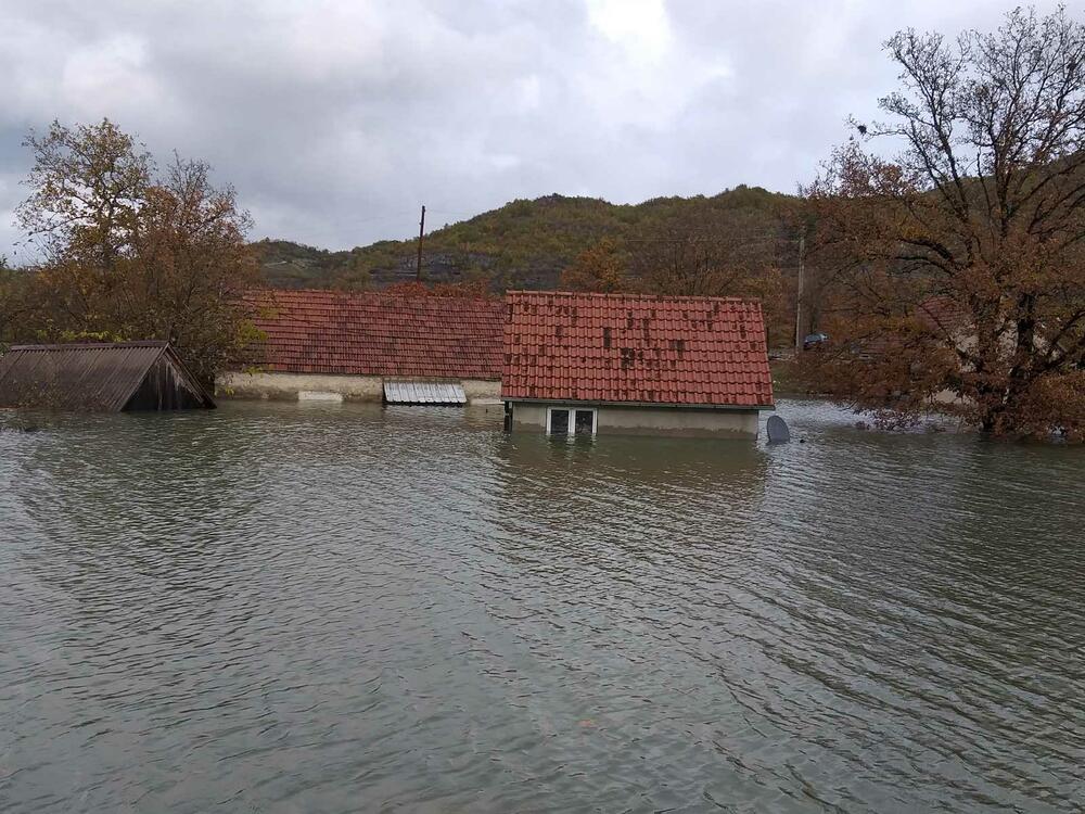 Pripadnici Službe zaštite i spašavanja i Direktorata za vanredne situacije danas su obišli dvije porodice Nikolić u nikšićkom naselju Broćanac, koje je najviše pogođeno nedavnim poplavama, kako bi vidjeli da li im je šta potrebno. Pomenute porodice su maltene odsječene od svijeta, na "ostrvu", voda im je stigla blizu kuća.