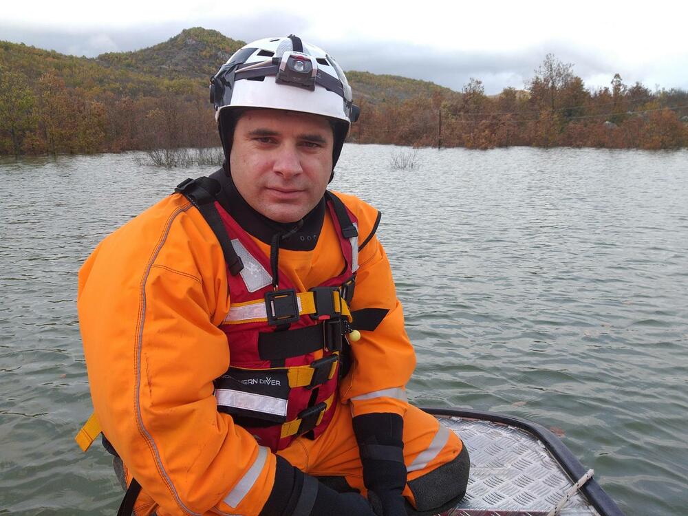 Pripadnici Službe zaštite i spašavanja i Direktorata za vanredne situacije danas su obišli dvije porodice Nikolić u nikšićkom naselju Broćanac, koje je najviše pogođeno nedavnim poplavama, kako bi vidjeli da li im je šta potrebno. Pomenute porodice su maltene odsječene od svijeta, na "ostrvu", voda im je stigla blizu kuća.