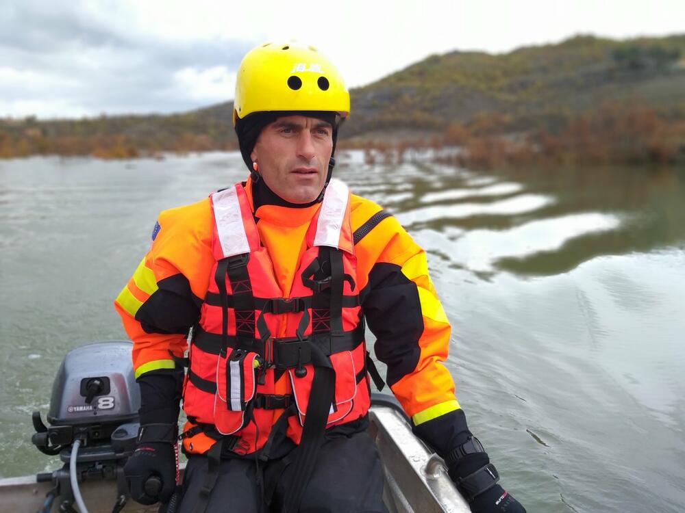 Pripadnici Službe zaštite i spašavanja i Direktorata za vanredne situacije danas su obišli dvije porodice Nikolić u nikšićkom naselju Broćanac, koje je najviše pogođeno nedavnim poplavama, kako bi vidjeli da li im je šta potrebno. Pomenute porodice su maltene odsječene od svijeta, na "ostrvu", voda im je stigla blizu kuća.