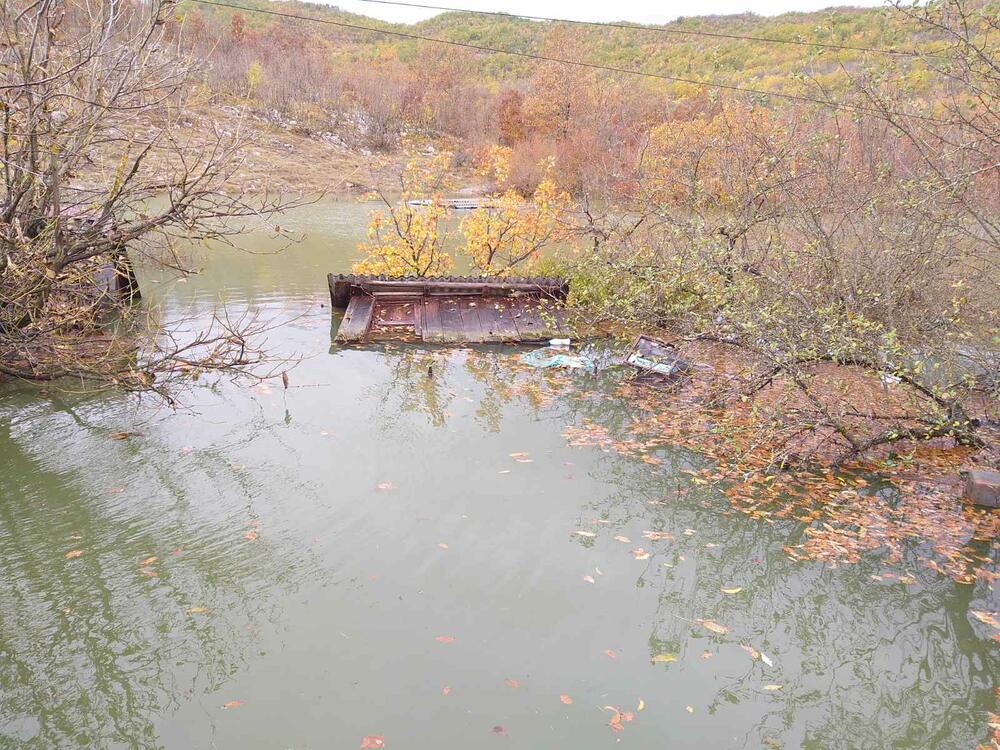 Pripadnici Službe zaštite i spašavanja i Direktorata za vanredne situacije danas su obišli dvije porodice Nikolić u nikšićkom naselju Broćanac, koje je najviše pogođeno nedavnim poplavama, kako bi vidjeli da li im je šta potrebno. Pomenute porodice su maltene odsječene od svijeta, na "ostrvu", voda im je stigla blizu kuća.