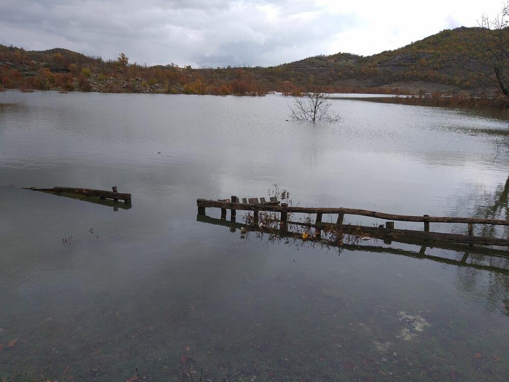 Pripadnici Službe zaštite i spašavanja i Direktorata za vanredne situacije danas su obišli dvije porodice Nikolić u nikšićkom naselju Broćanac, koje je najviše pogođeno nedavnim poplavama, kako bi vidjeli da li im je šta potrebno. Pomenute porodice su maltene odsječene od svijeta, na "ostrvu", voda im je stigla blizu kuća.
