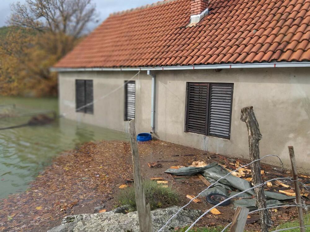 Pripadnici Službe zaštite i spašavanja i Direktorata za vanredne situacije danas su obišli dvije porodice Nikolić u nikšićkom naselju Broćanac, koje je najviše pogođeno nedavnim poplavama, kako bi vidjeli da li im je šta potrebno. Pomenute porodice su maltene odsječene od svijeta, na "ostrvu", voda im je stigla blizu kuća.