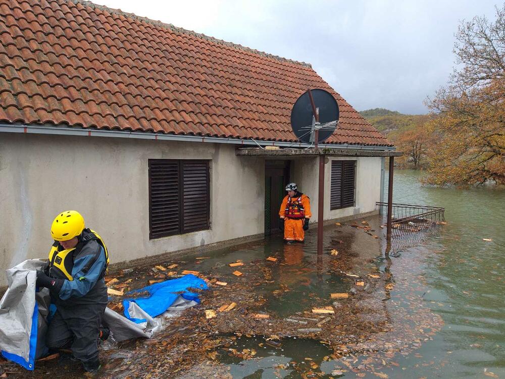 Pripadnici Službe zaštite i spašavanja i Direktorata za vanredne situacije danas su obišli dvije porodice Nikolić u nikšićkom naselju Broćanac, koje je najviše pogođeno nedavnim poplavama, kako bi vidjeli da li im je šta potrebno. Pomenute porodice su maltene odsječene od svijeta, na "ostrvu", voda im je stigla blizu kuća.
