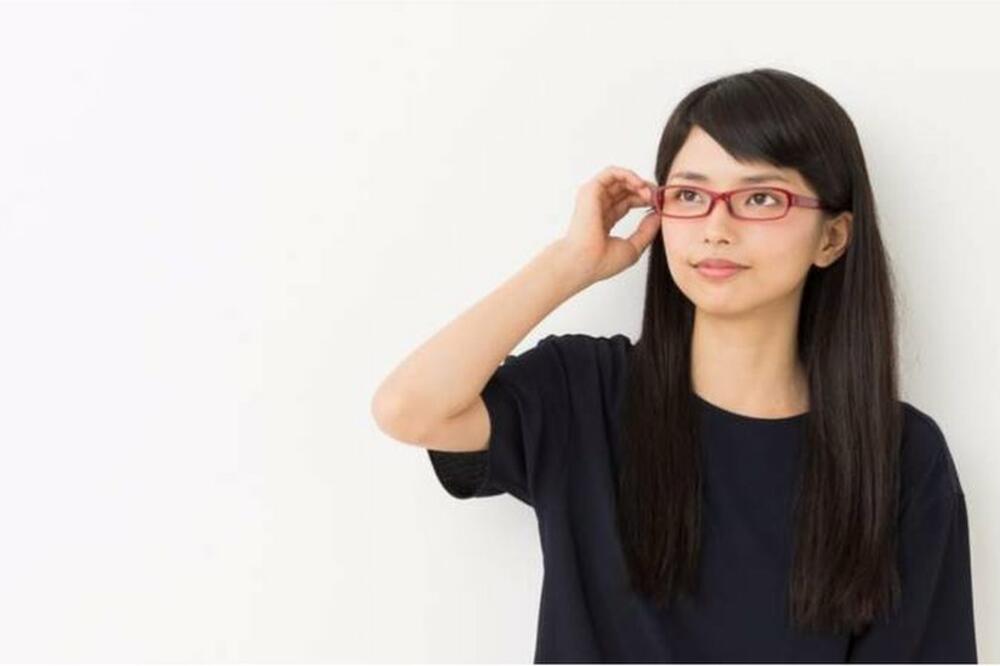 Neke firme zabranjuju nošenje naočara ženama, Foto: Getty Images