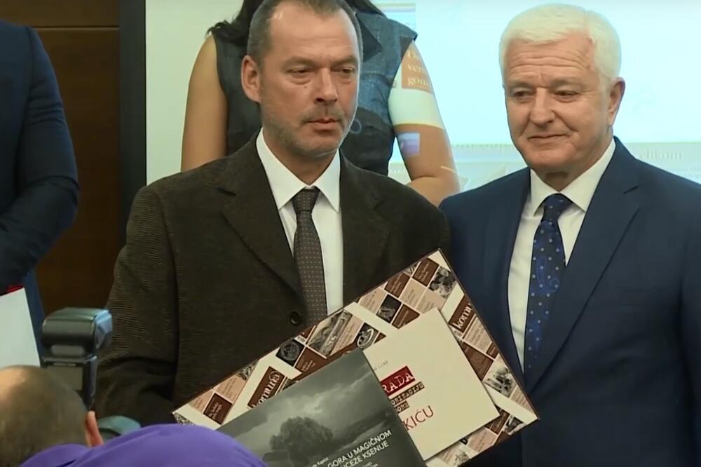 Slobodan Čukić i Duško Marković na dodjeli Godišnje nagrade časopisa “Komuna” za 2019. godinu, Foto: Vlada Crne Gore/Screenshot