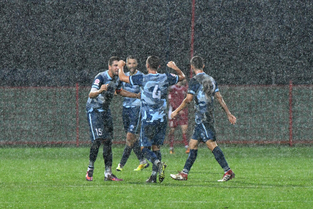 Slavlje po kiši: Fudbaleri Petrovca, Foto: Savo Prelević