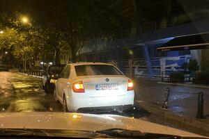 FOTO Službeno auto nepropisno parkirano u centru Podgorice