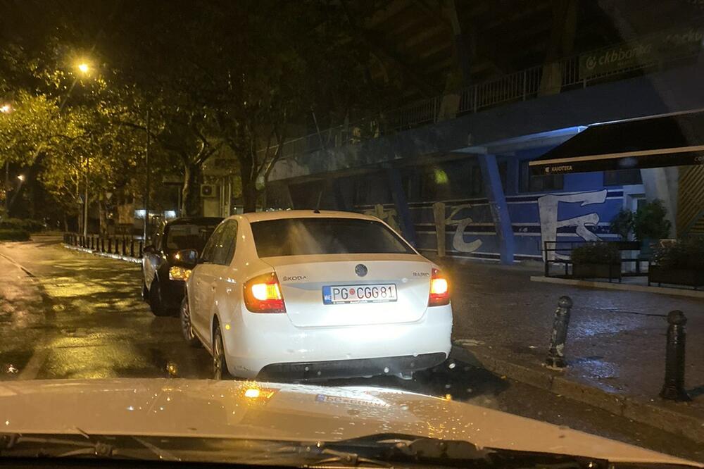 Službeno vozilo ispred stadiona Budućnosti, Foto: Čitalac "Vijesti"