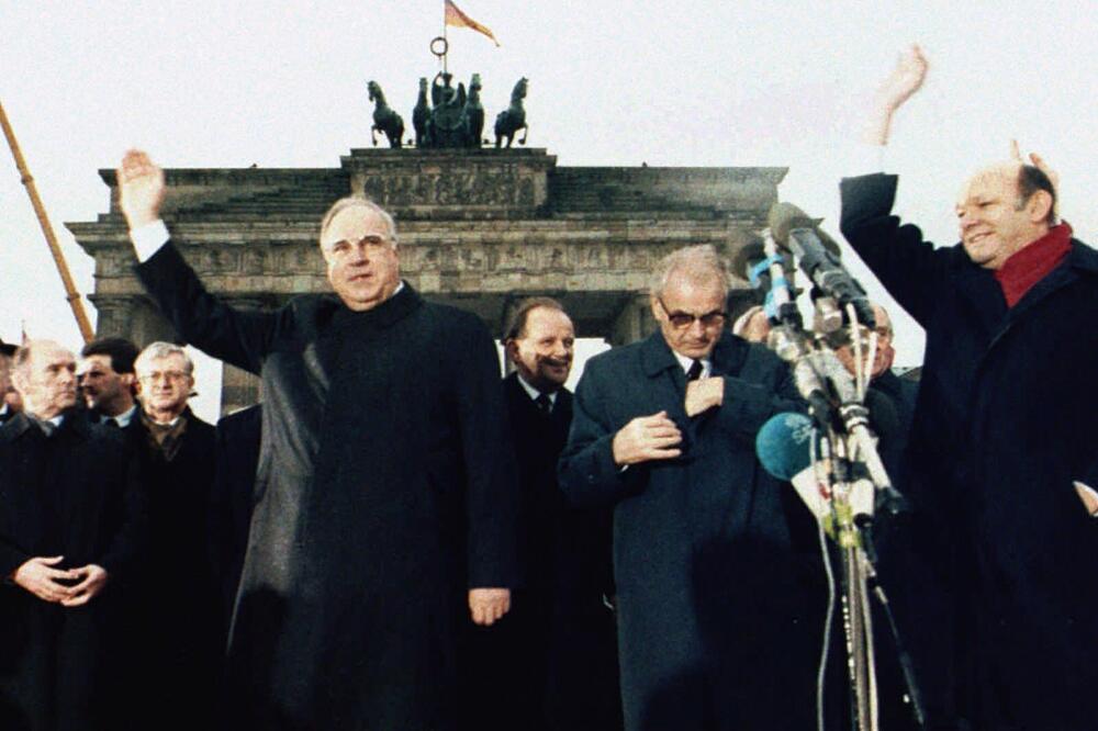 Kol i premijer Istočne Njemačke Hans Modrov ispred Brandenburške kapije 22. decembra 1989., Foto: AP