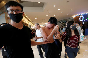 Hongkong: Demonstranti razbijali izloge, neredi i u metrou