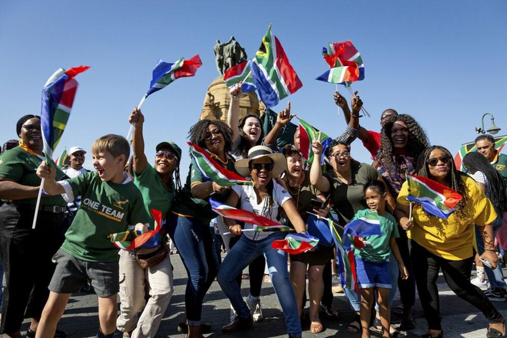 Navijači Južne Afrike u Pretoriji slave pobedu u svetskom kupu u ragbiju nad Engleskom., Foto: EPA