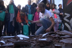 (VIDEO) Ukus slatke slobode: Uništen čokoladni "Berlinski zid"