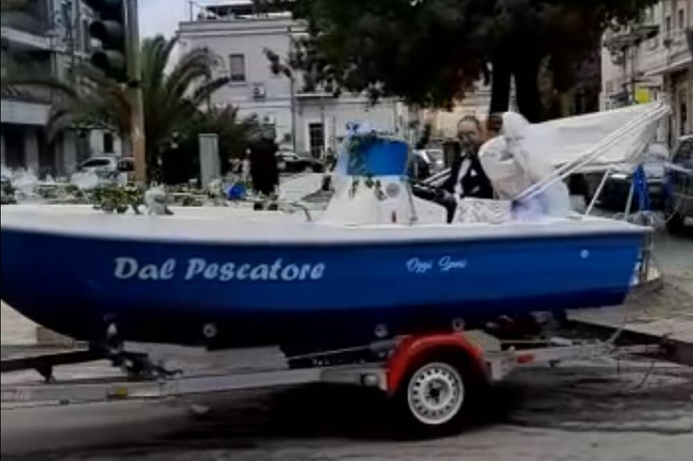 Novi bračni par u čamcu