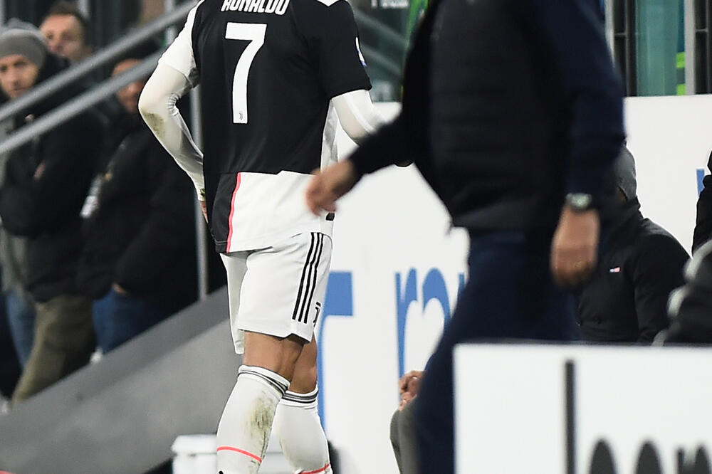 Ronaldo izlazi sa terena pored Sarija, Foto: Reuters