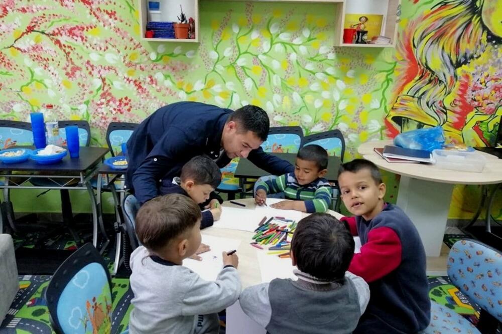 Djeci pomažu oko domaćih zadataka, Foto: Privatna arhiva