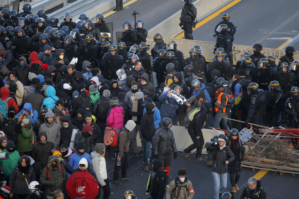 Auto.put na granici sa Francuskom, Foto: AP