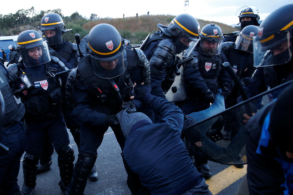Sukob francuske policije i pristalica nezavisne Katalonije, Foto: Reuters