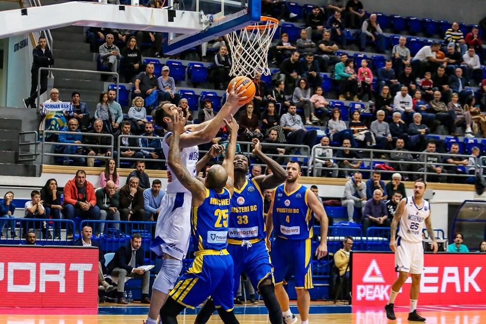 Mirza Begić pod košem Peristerija, Foto: FIBA