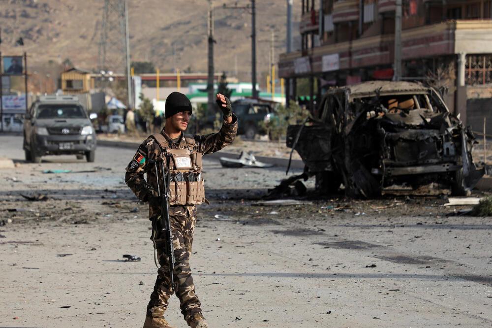 Pripadnik avganistanskih bezbjednosnih snaga na mjestu napada, Foto: Reuters, Reuters
