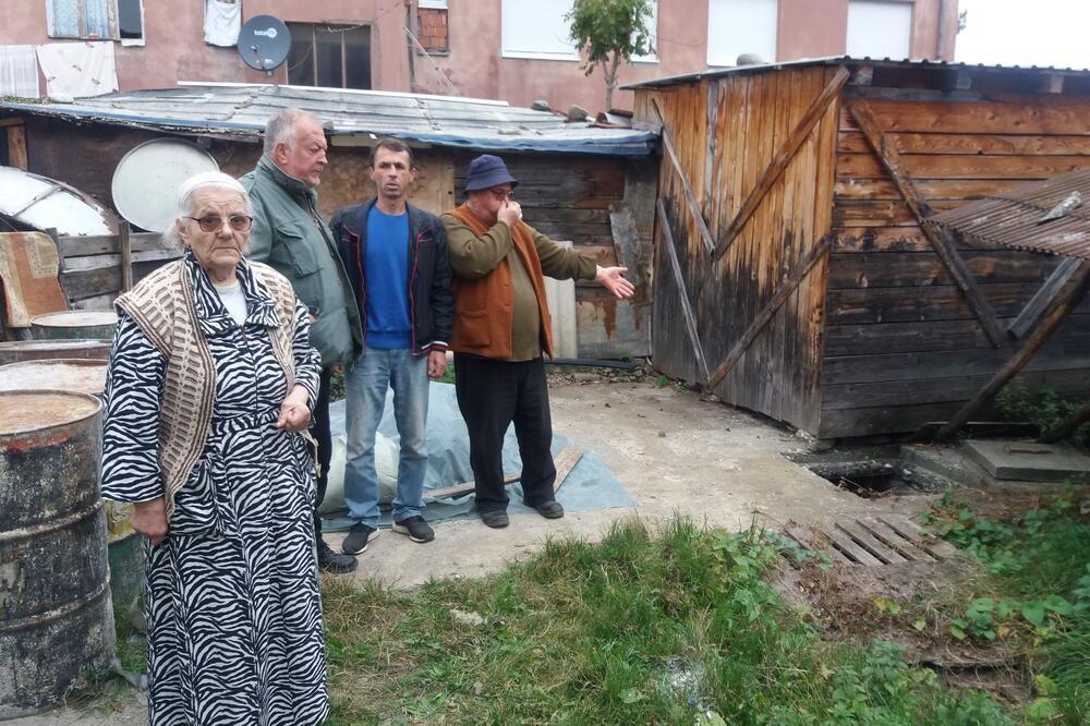 Jamu nema ko da zatvori: Stanari ispred zgrade, Foto: Jadranka Ćetković