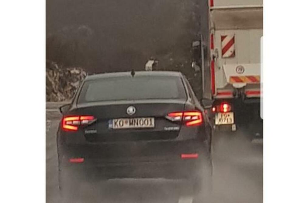 Aprcovićevo službeno auto pretiče preko pune linije, Foto: Čitalac reporter