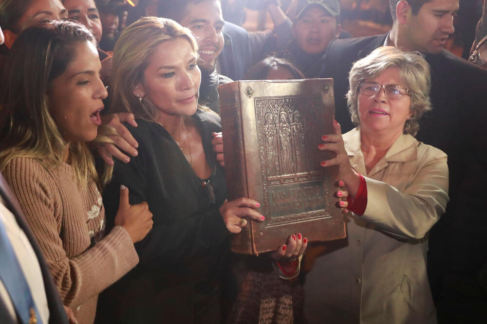 Žanin Anjez sa Biblijom, Foto: HENRY ROMERO/Reuters