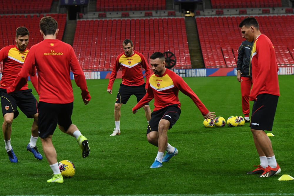 Crnogorski  fudbaleri na sinoćnjem treningu u Londonu, Foto: Savo Prelević