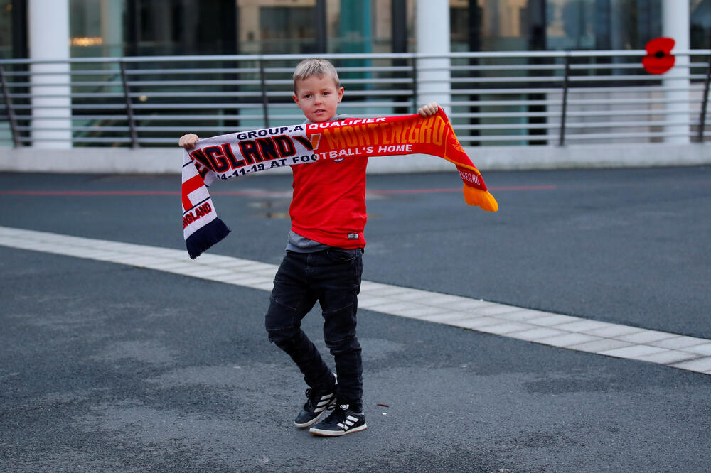 Dječak sa zvaničnim šalom utakmice Engleska - Crna Gora, Foto: Reuters