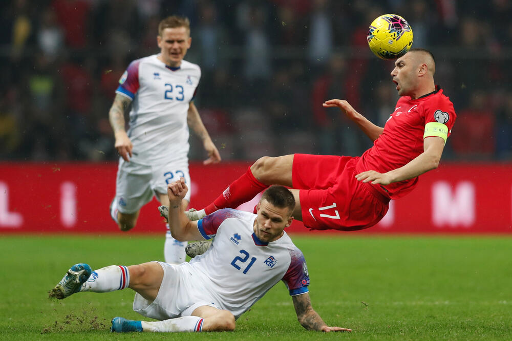 Burak Jilmaz u duelu sa Islanđanima, Foto: Reuters