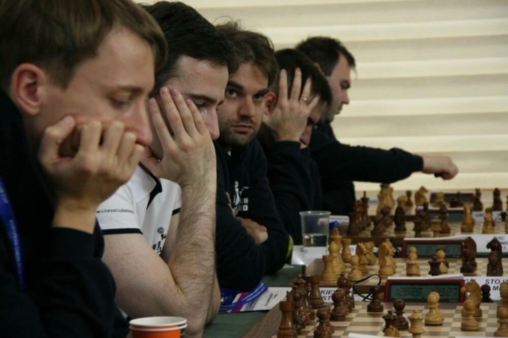 Prvi favorit, Alkaloid gubi korak ka tituli