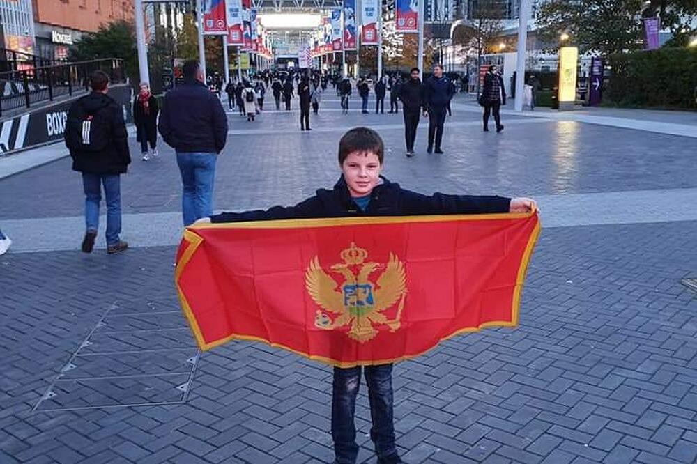 Mateja Tomić sa crnogorskom zastavom u Londonu, Foto: Privatna arhiva