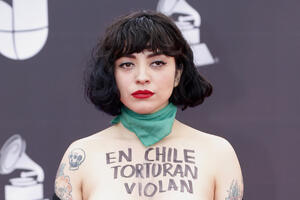 Pjevačica golih grudi na dodjeli nagrada: "U Čileu muče, siluju i...