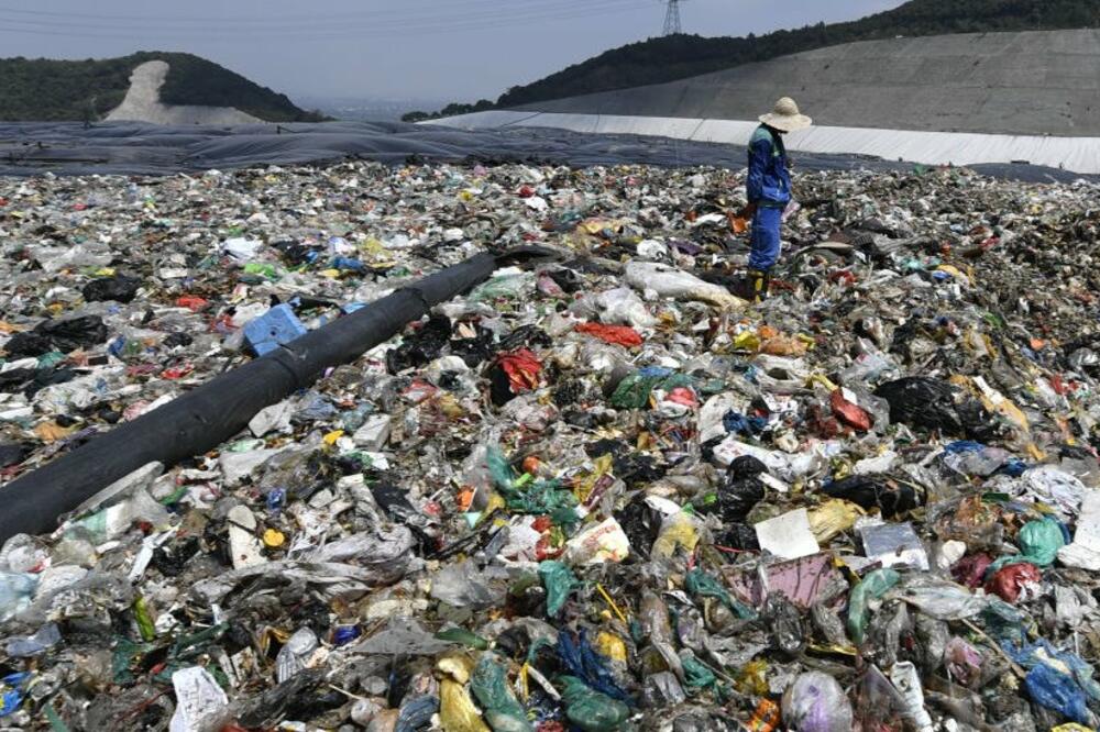 Radnik na deponiji u Hangzou, Foto: Getty Images