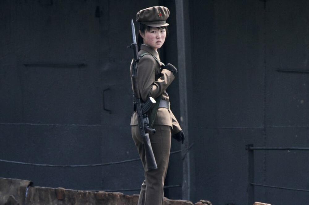 Sjevernokorejska vojnikinja na obali rijeke Jalu (2014), Foto: Reuters