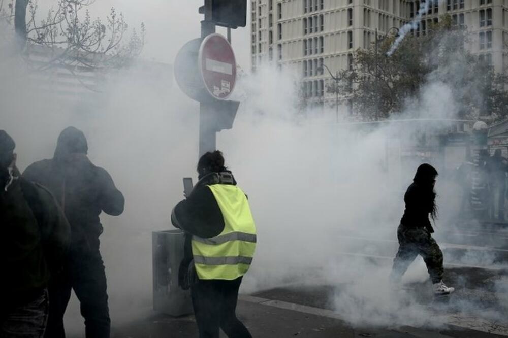 Policija ispaljuje suzavac na demonstrante u Parizu, Foto: AFP