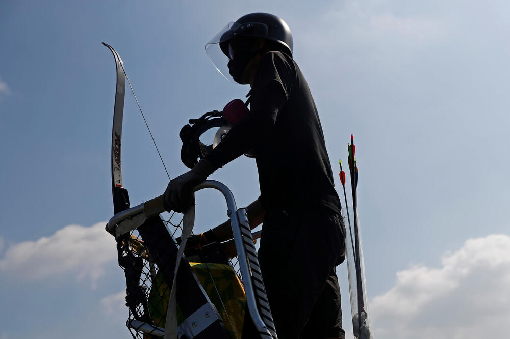 Demonstranti u Hongkongu koriste strijele za obračun sa policijom, Foto: Reuters