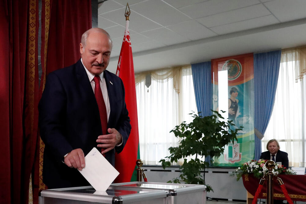Lukašenko na jednom od birališta, Foto: Reuters